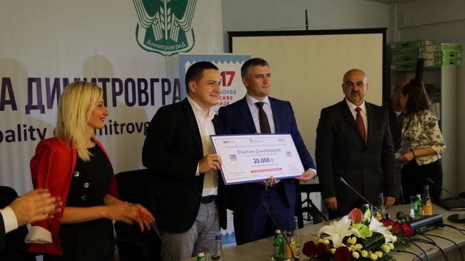 Ружић и Димитров потписали уговор о додели средстава добијених у наградној игри „Узми рачун и победи“ и отворили Услужни центар и зону бесплатног интернета